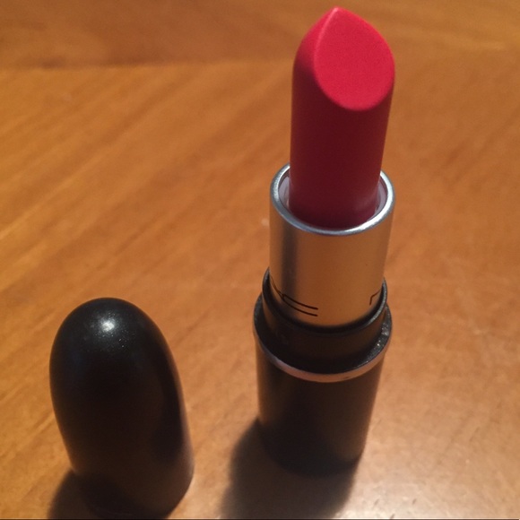MAC Retro Matte Lipstick Relentlessly Red - Picture 7 of 16